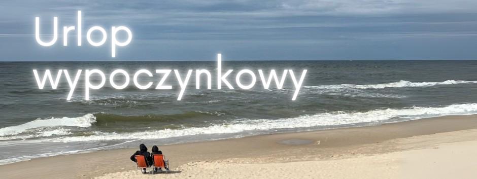 cych na leżakach nad brzegiem morza dwóch osób