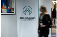 Rollup z logo i napisem Małopolski Kongres Bezpieczeństwa Pracy i Ochrony Zdrowia