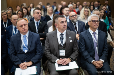 Siedzący w rzędach uczestnicy Kongresu