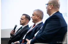 Trzej mężczyźni w tym jeden mówiący do mikrofonu