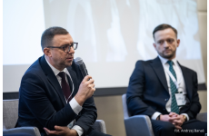 Dwóch Okręgowych Inspektorów Pracy na scenie Kongresu w tym OIP z Kielc wypowiadający się do mikrofonu