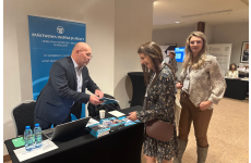 Pracownik OIP w Krakowie udzielający porad i dystrybuujący wydawnictwa PIP na stoisku