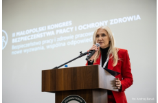 Zastępca Dyrektora Departamentu Nadzoru i Kontroli GIP mówiąca dio mikrofonu