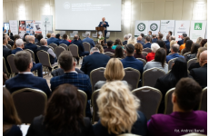 Wojewoda Małopolski przemawiający do siedzących słuchaczy