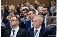 Grupa osób siedząca w rzędach