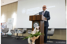 L. Rymarowicz członek Rady Ochrony Pracy przemawiający przy mównicy, w tle ekran z logo kongresu