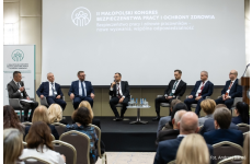 Panel ekspercki z 6 okręgowymi inspektorami pracy na scenie, w tle ekran z logo i tematem Kongresu
