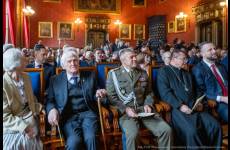 siedzący w pierwszym rzędzie 4 laureaci wydarzenia