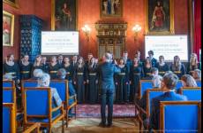 dyrygent i chór podczas występu