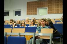 grupa studentów siedzących w auli
