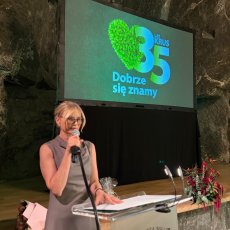 Dyrektor KRUS w Krakowie przemawiająca przy mównicy