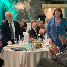 Minister Andrzej Kosiniak-Kamysz wraz  z małżonką, w tle goście uroczystości siedzący przy stołach