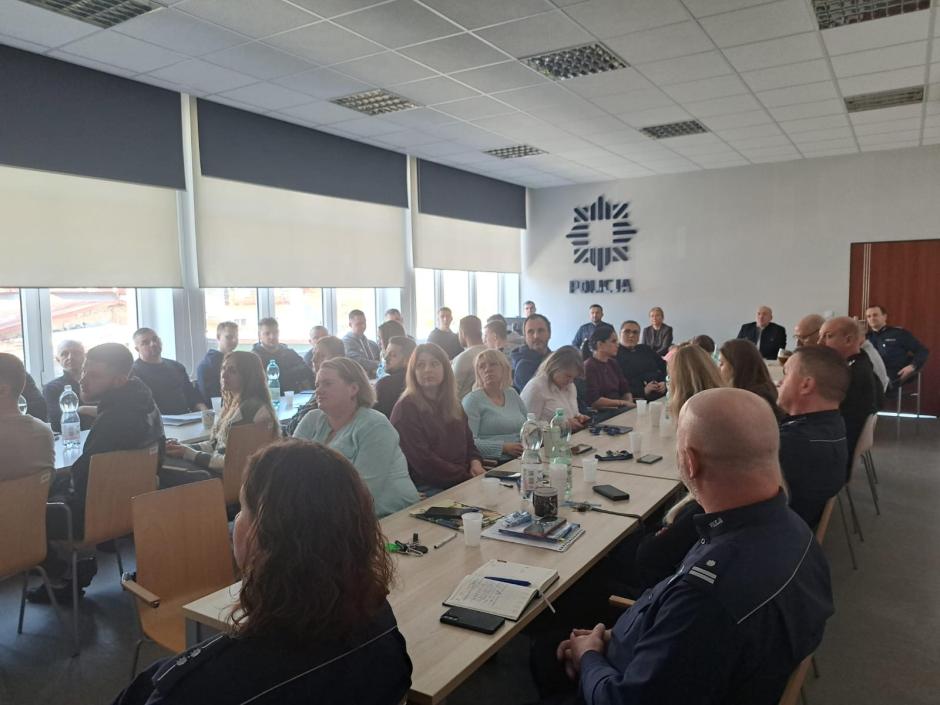 Zagrożenia psychospołeczne  - szkolenie w Komendzie Powiatowej w Suchej Beskidzkiej