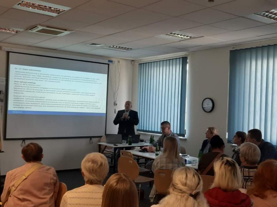 Sala szkoleniowa z uczestnikami warsztatów "Nie jesteś sam" 