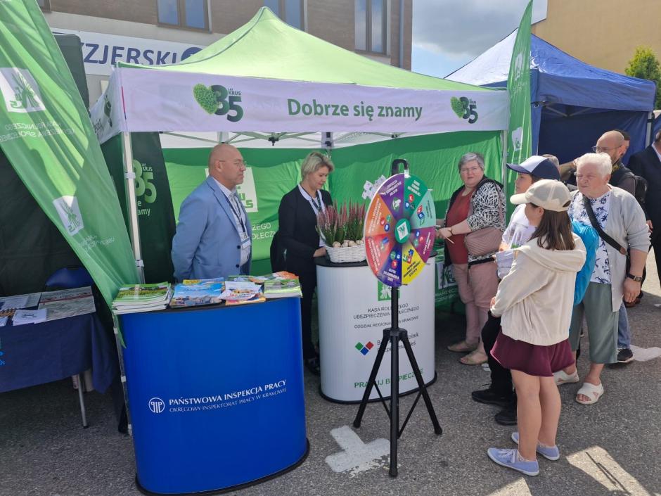O bezpieczeństwie na wsi podczas dożynek – OIP w Krakowie wziął udział w  święcie plonów w Skale.